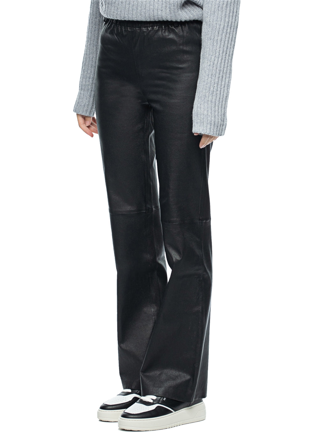 Arma Lederhose Rihanna in schwarz. Modische Damen Lederhose in weichen Glattleder von Arma Leder online kaufen. Schlupfhose mit modisch weiter Beinweite aus der neuen Arma Leder Kollektion.