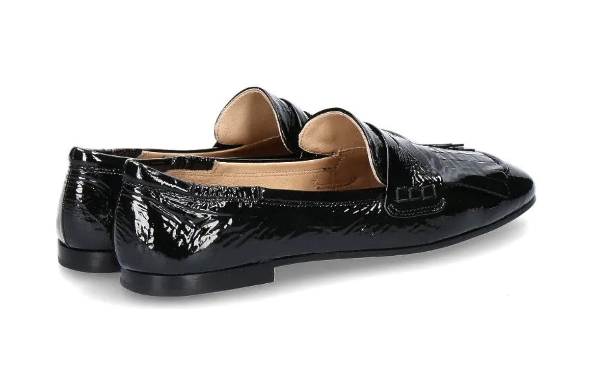 Pomme D´or Loafer Angie in schwarz. Loafer mit Collagelaschen und Brille von Pomme D´or Schuhe online kaufen. Schlüpfer in modisch gecrashtem Lackleder aus der neuen Pomme D´or Kollektion.