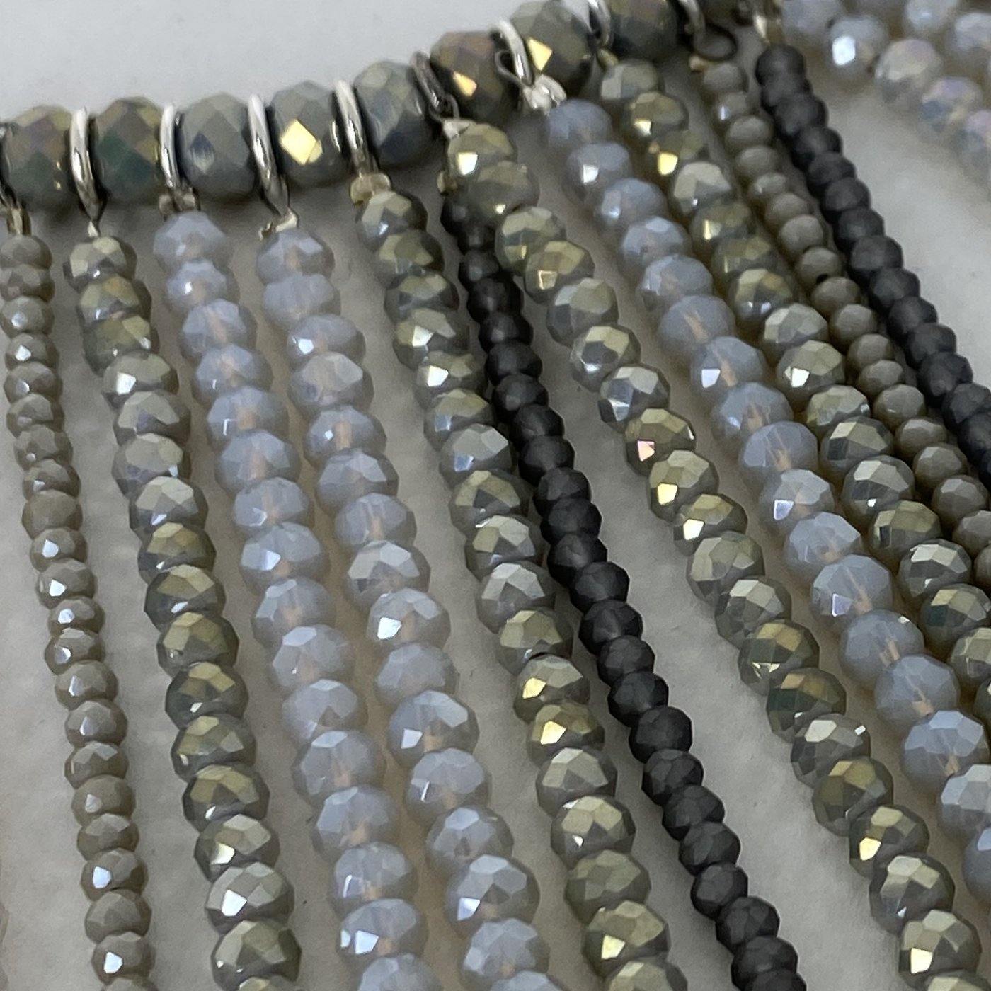 Halskette aus mehrsträngigen Glasperlen offwhite-taupe - C. Strauch Mode 