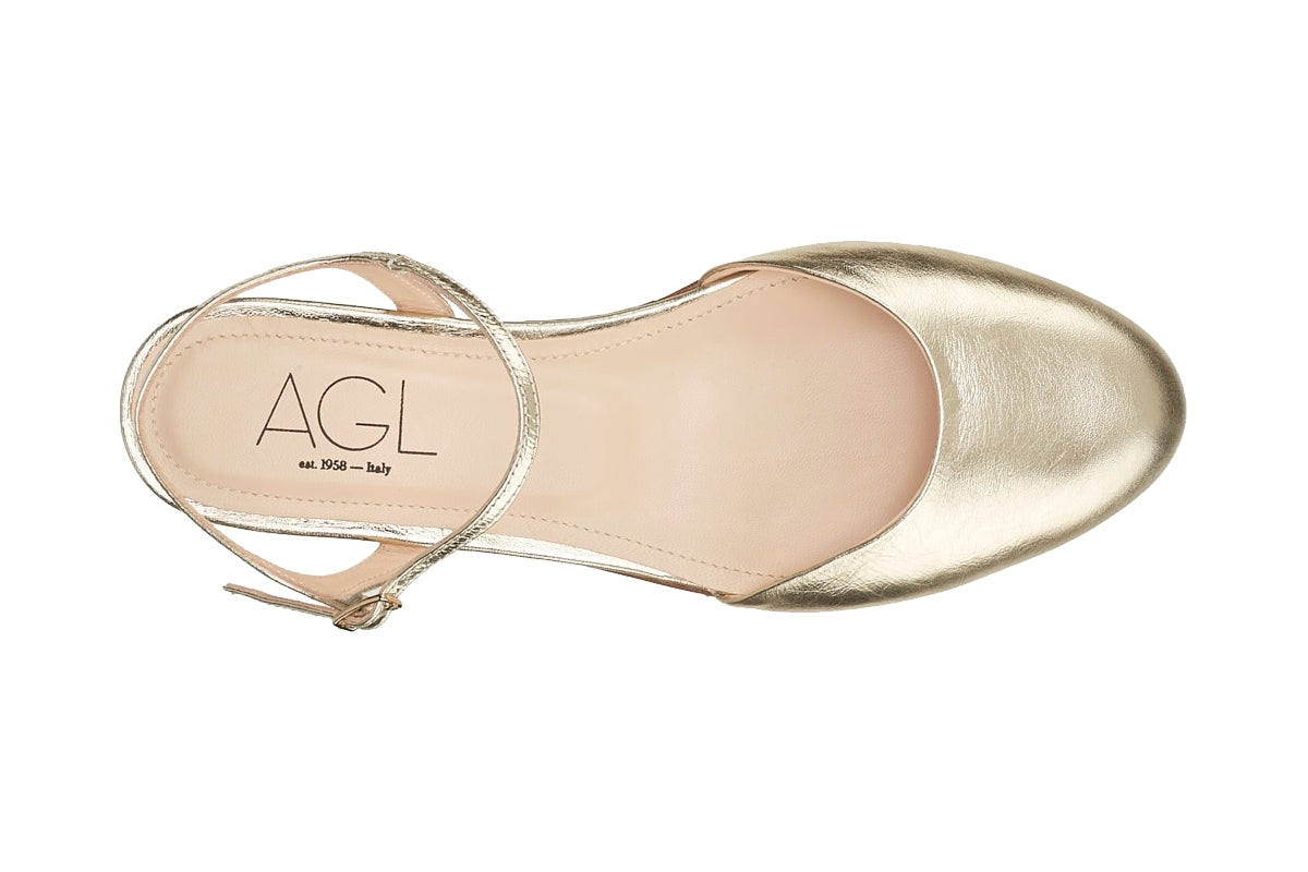 AGL Ballerina Milly sling in platin gold. Designer Schuh mit offener Form von AGL online kaufen. Ballerina in glänzendem Leder mit flachem Absatz aus der neuen Attilio Giusti Leombruni Kollektion.