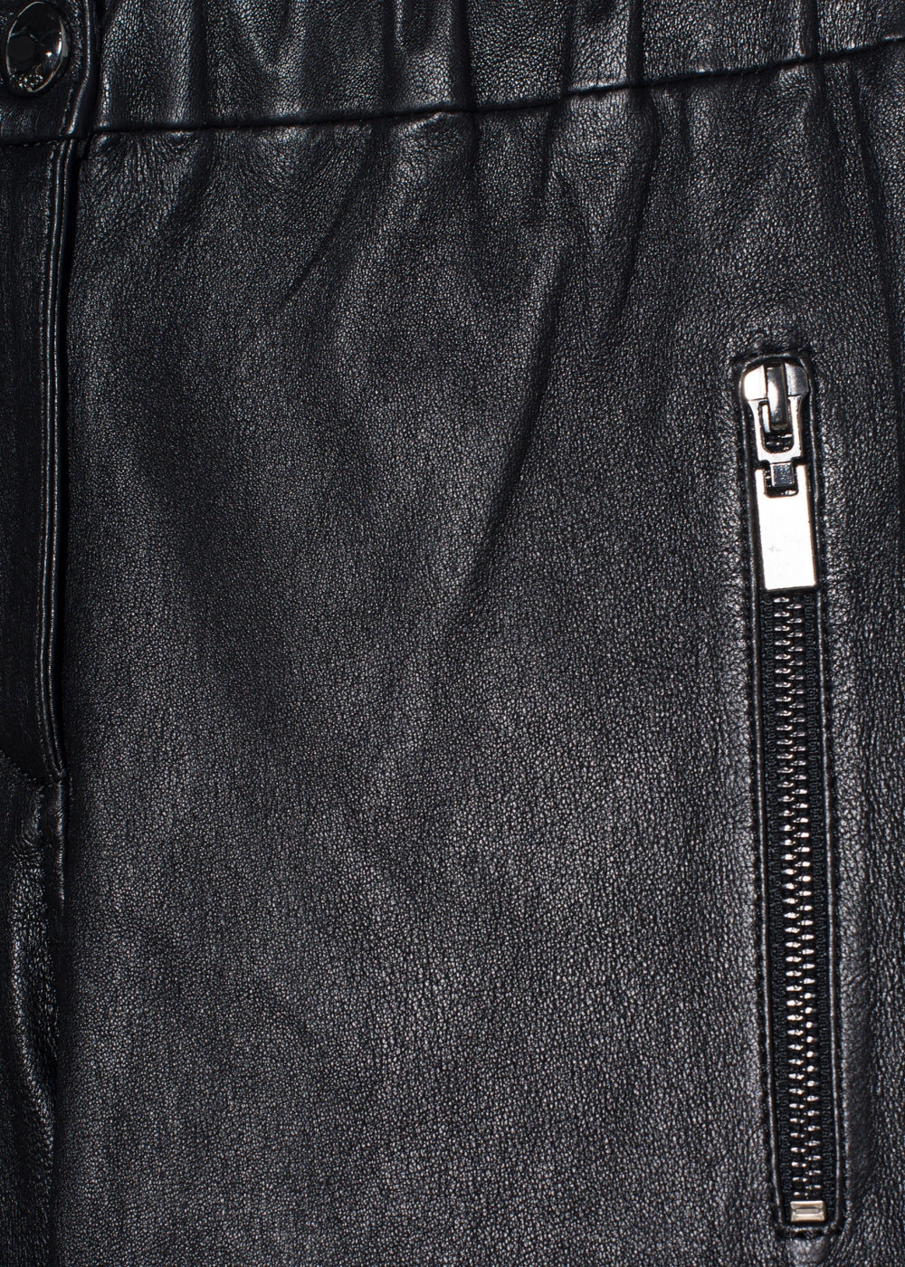 Arma Lederhose Cadiz in schwarzen Nappaleder. Slim fit Hose mit 7/8 Länge und sportiven Reißverschlüssen aus der neuen Arma Leder Kollektion.