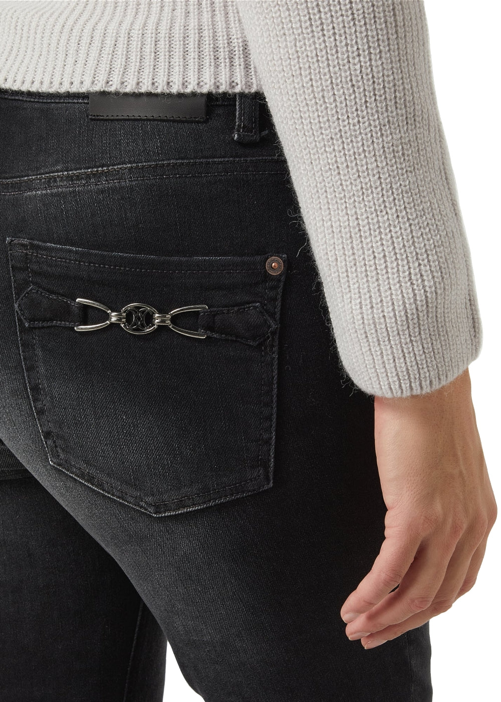 Cambio Jeans Paris ankle cut in dunklen grau. Slim fit 5-Pocket Hose in weicher Denim Stretch Qualität von Cambio. Jeans Paris mit gepflegter Waschung und normaler Taillenhöhe aus der neuen Cambio Kollektion.