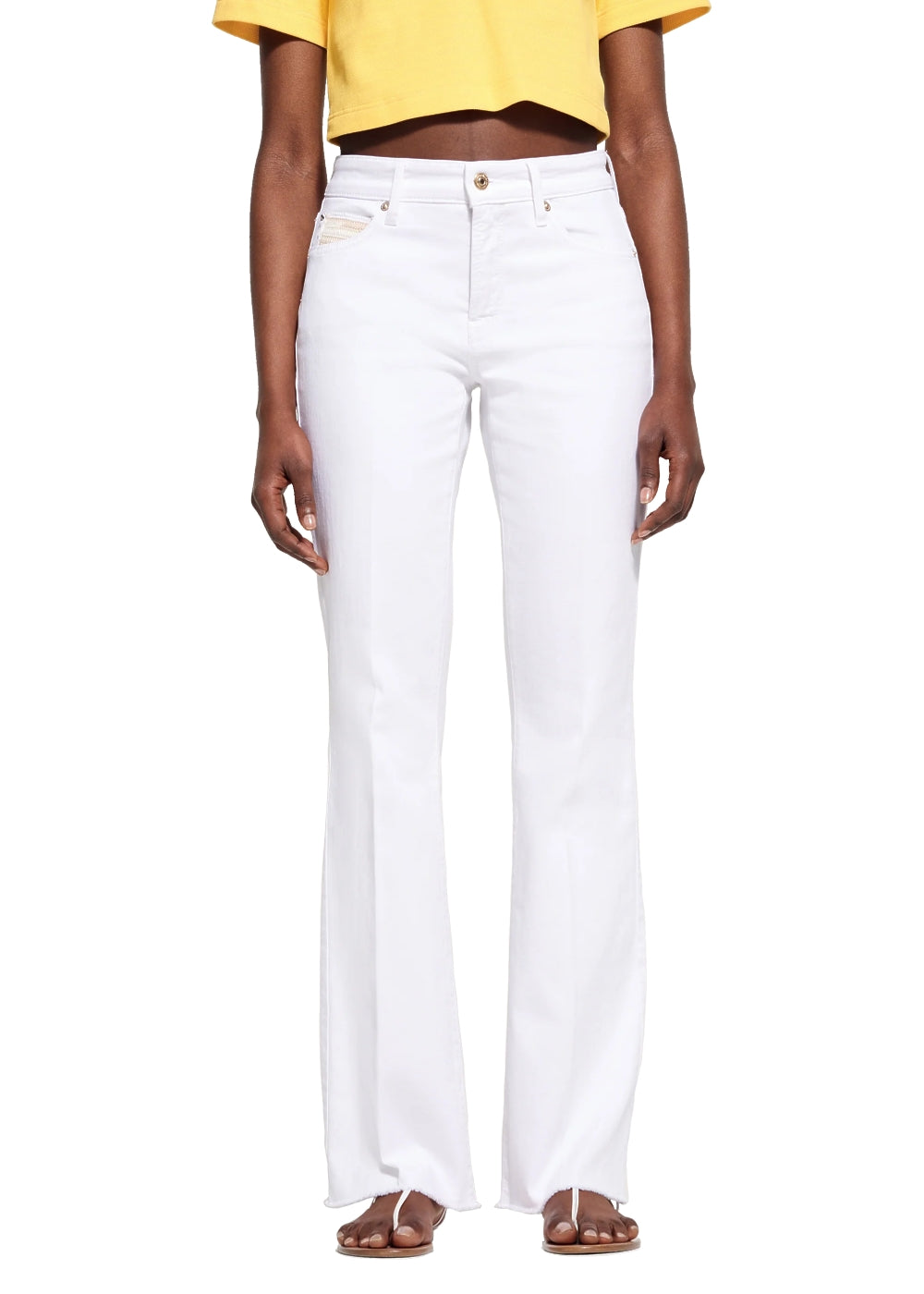 Cambio Jeans Paris flared in weiß. Modische 5-Pocket Hose in weißem Sommerdenim mit weichem Tragekomfort von Cambio online kaufen. Designer Damen Jeans mit modischer Flared Form und offenkantigem Abschluss aus der neuen Cambio Kollektion.