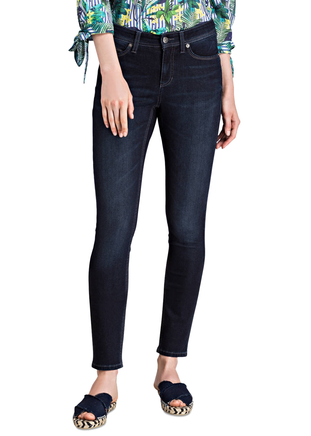 Cambio Jeans Parla in denim blau. Slim fit 5-Pocket Hose in weicher 360 Komfort Denim Ware online kaufen. Parla Jeans in denim blau mit normaler Länge und Taille aus der neuen Cambio Kollektion.