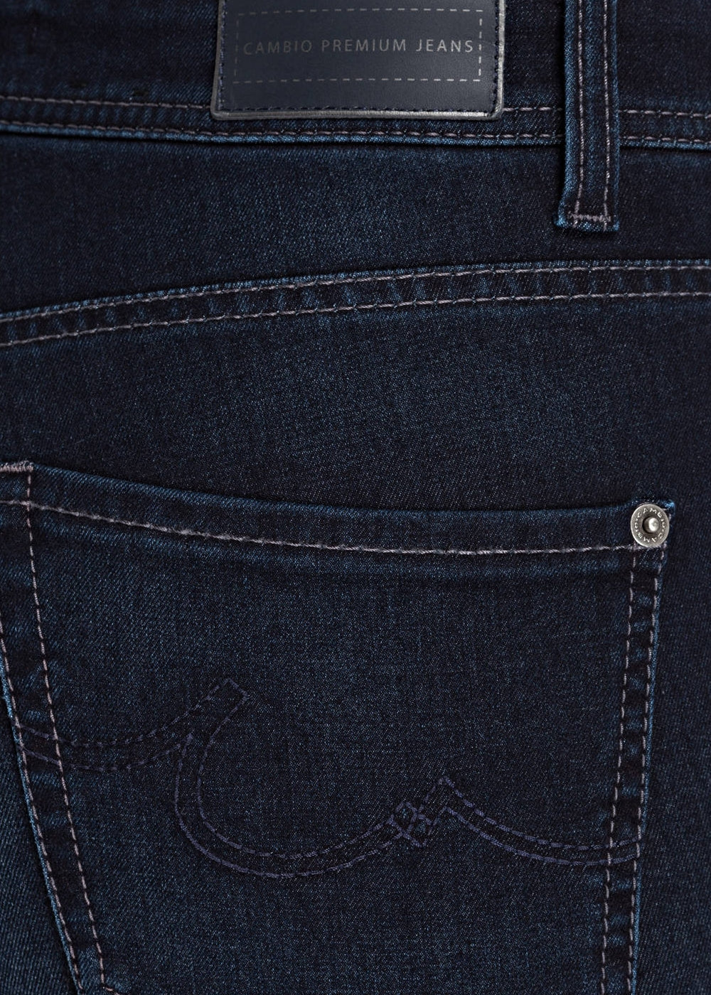 Cambio Jeans Parla in denim blau. Slim fit 5-Pocket Hose in weicher 360 Komfort Denim Ware online kaufen. Parla Jeans in denim blau mit normaler Länge und Taille aus der neuen Cambio Kollektion.