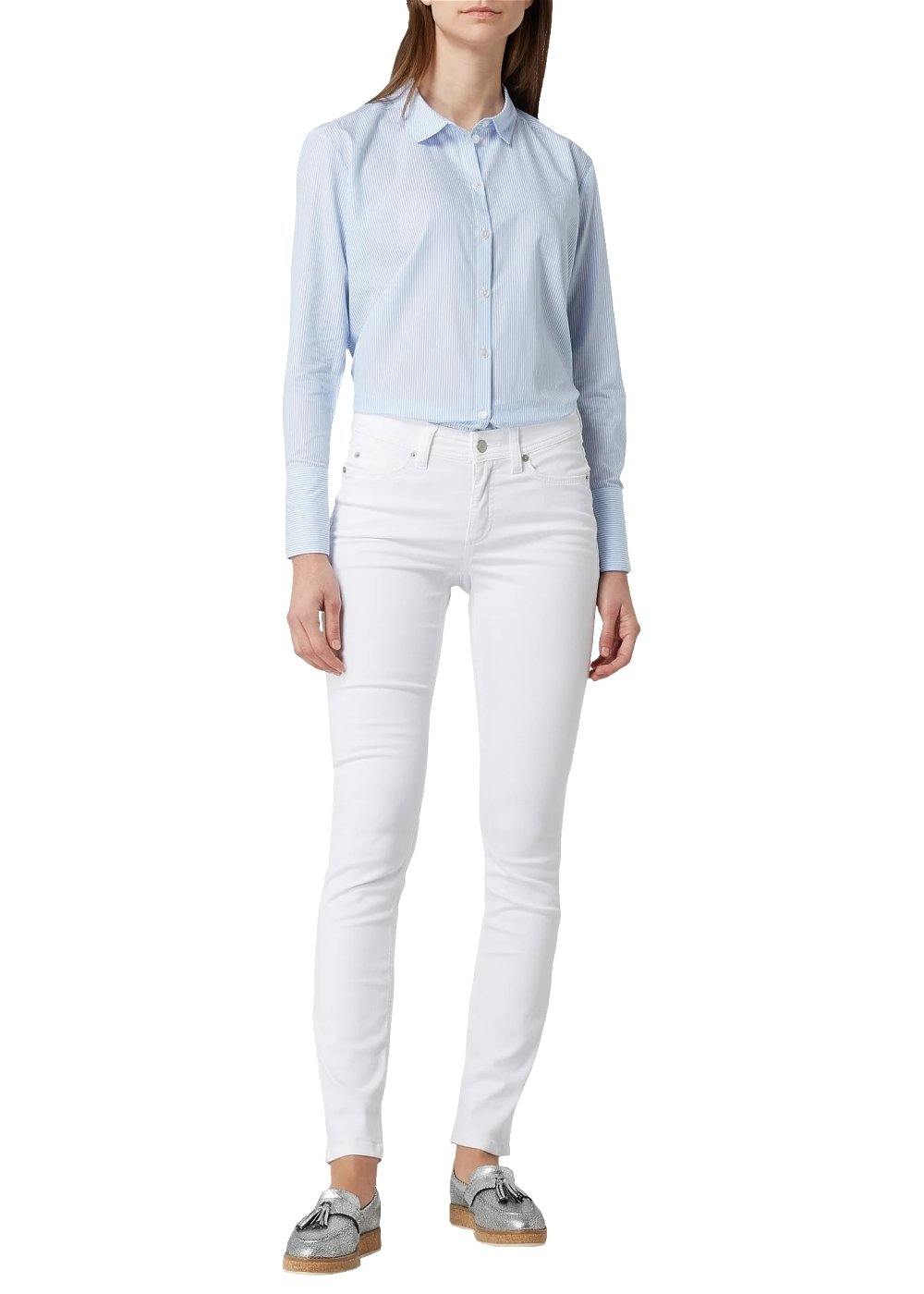 Cambio Jeans Parla in weiß online kaufen. Slim fit Jeans mit perfekter Passform von Cambio. Weiße Damen Jeans in weicher Denim Stretchware mit normaler Hosenbeinlänge aus der neuen Cambio Kollektion.