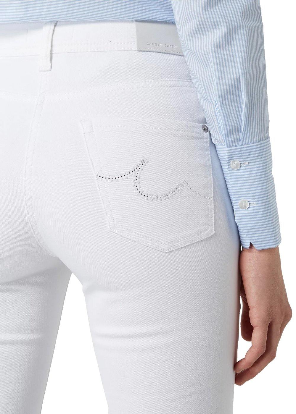 Cambio Jeans Parla in weiß online kaufen. Slim fit Jeans mit perfekter Passform von Cambio. Weiße Damen Jeans in weicher Denim Stretchware mit normaler Hosenbeinlänge aus der neuen Cambio Kollektion.