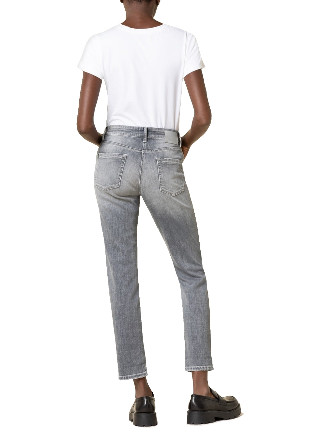 Cambio Jeans Pina short in hellgrau. Schmal geschnittene 5-Pocket Hose mit normaler Taille von Cambio online kaufen. Slim fit Jeans mit modischer 7/8 Länge und moderaten destroyed Elementen aus der neuen Cambio Kollektion.