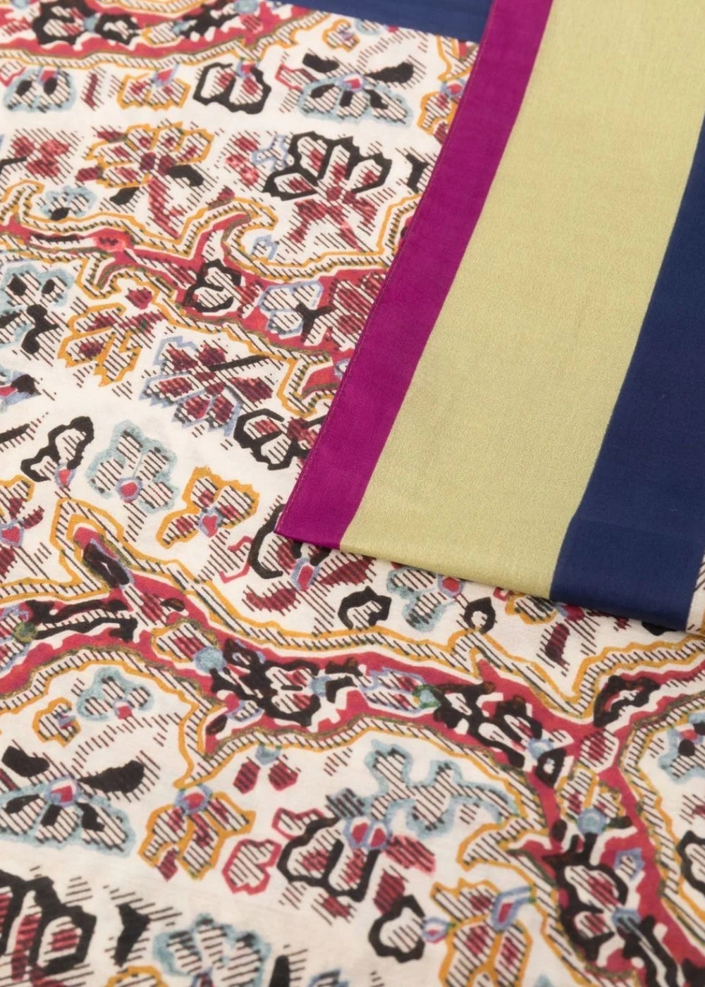 Designer Schal Damen online kaufen. ETRO Schal in leichter Baumwolle mit floralem Print. Exklusiver Damen Schal mit großem Format aus der neuen ETRO Milano Kollektion.