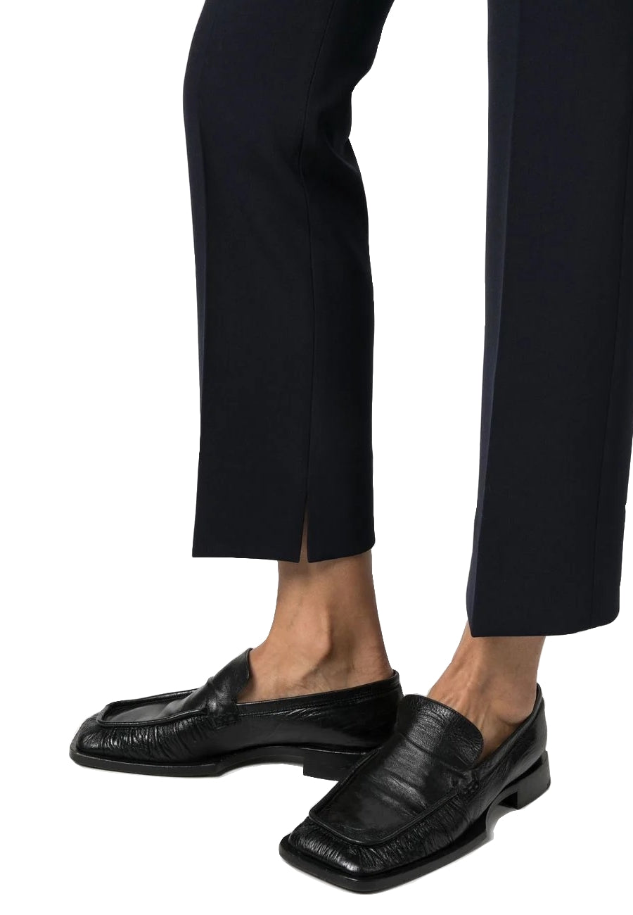Peserico cropped Hose in schwarz. Modische flared Hose mit kick von Peserico online kaufen. Damen Designer Hose in leichter Baumwolle Viskose Qualität aus der neuen Peserico Kollektion.