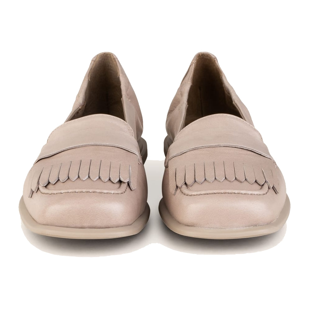 Pomme D´or Loafer Cliff in taupe online kaufen. Modischer Glattleder Schuh in weichen Glove Leder von Pomme D´or. Loafer mit College Laschen und flexiblem Fersenteil aus der neuen Pomme D´or Kollektion.