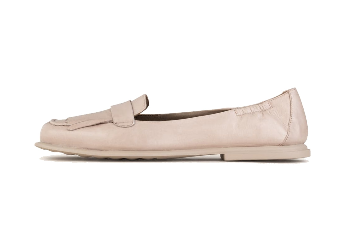 Pomme D´or Loafer Cliff in taupe online kaufen. Modischer Glattleder Schuh in weichen Glove Leder von Pomme D´or. Loafer mit College Laschen und flexiblem Fersenteil aus der neuen Pomme D´or Kollektion.