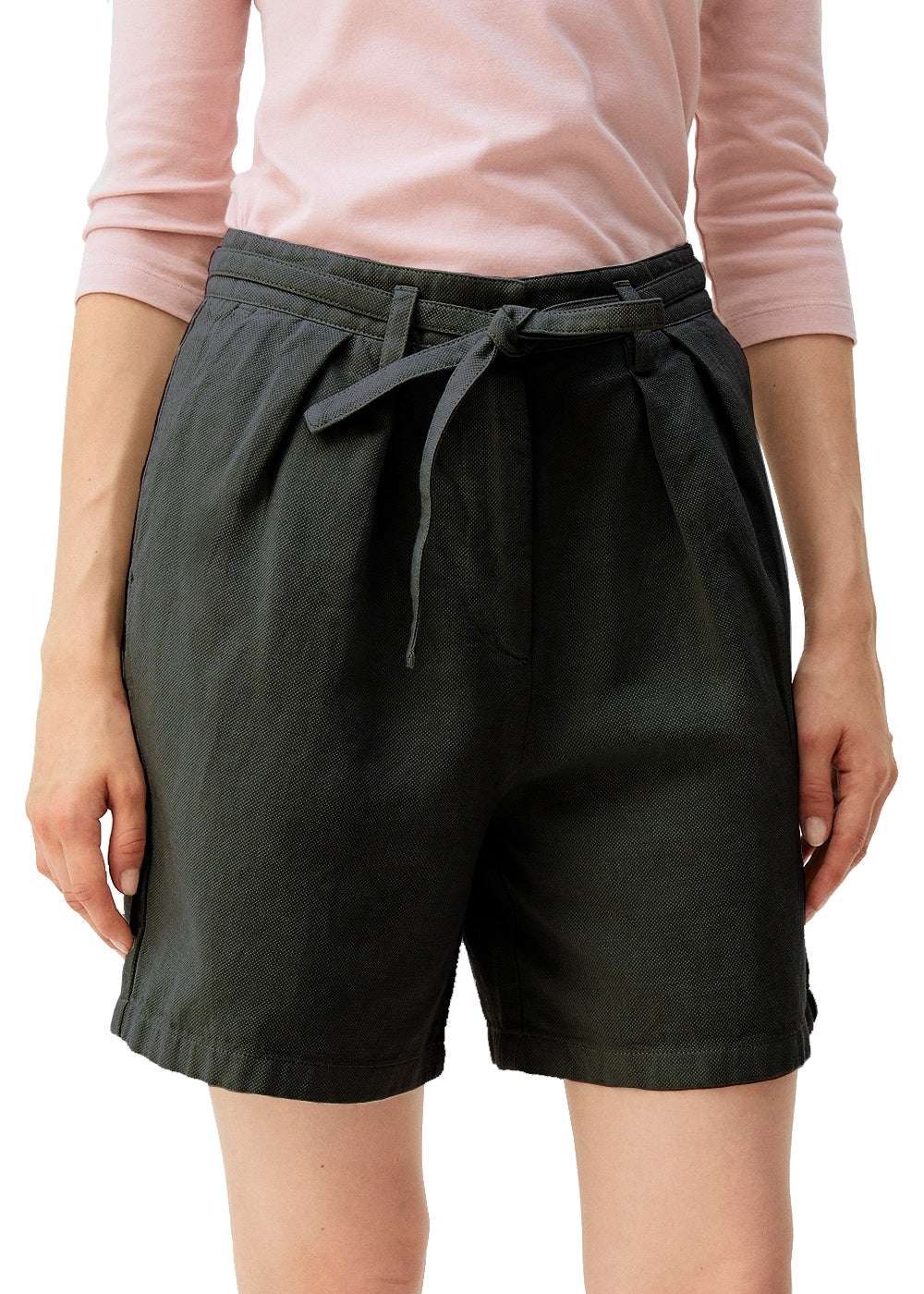 Rosso35 Shorts in edlem schwarz. Bermuda Hose in luftiger Baumwolle Leinen Qualität von Rosso35 online kaufen. Gepflegte Damen Shorts mit Bundfalte und Bindegürtel aus der neuen Rosso35 Kollektion.
