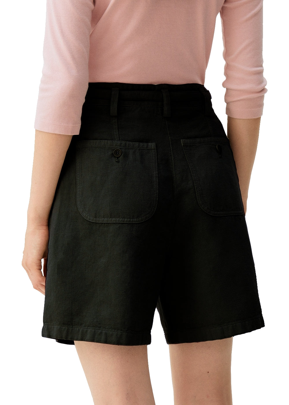 Rosso35 Shorts in edlem schwarz. Bermuda Hose in luftiger Baumwolle Leinen Qualität von Rosso35 online kaufen. Gepflegte Damen Shorts mit Bundfalte und Bindegürtel aus der neuen Rosso35 Kollektion.