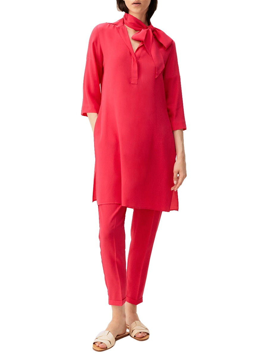 Rosso35 Bluse in reiner Seide. Long Bluse in angesagtem pink von Rosso35 online kaufen. Schlupfbluse mit halber verdeckter Knopfleiste und Blusenkragen aus der neuen Rosso 35 Frühjahr Kollektion.