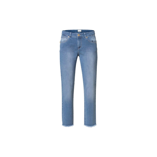 Seductive Jeans Claire cropped in hellblauer Waschung. Schmale 5-Pocket Hose in superweicher Denim Ware von Seductive online kaufen. Slim fit Jeans mit 7/8 Länge und normaler Taille aus der neuen Seductive Kollektion.
