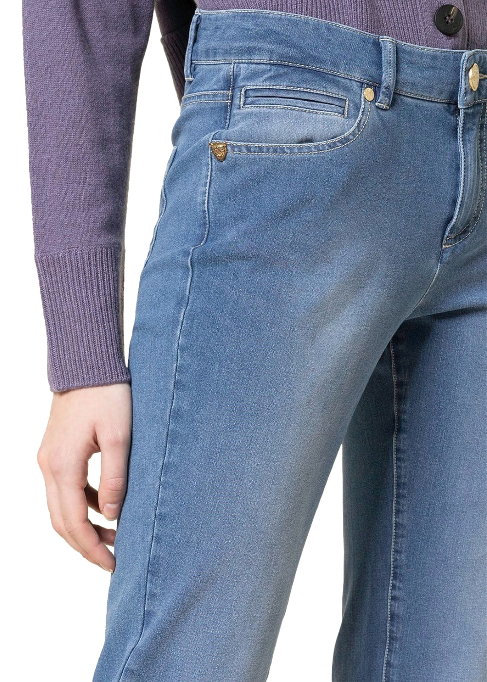Seductive Jeans Claire cropped in hellblauer Waschung. Schmale 5-Pocket Hose in superweicher Denim Ware von Seductive online kaufen. Slim fit Jeans mit 7/8 Länge und normaler Taille aus der neuen Seductive Kollektion.